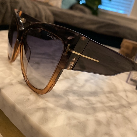 Tom ford Anoushka cat eye sunglasses. Great condition. - Picture 6 of 8